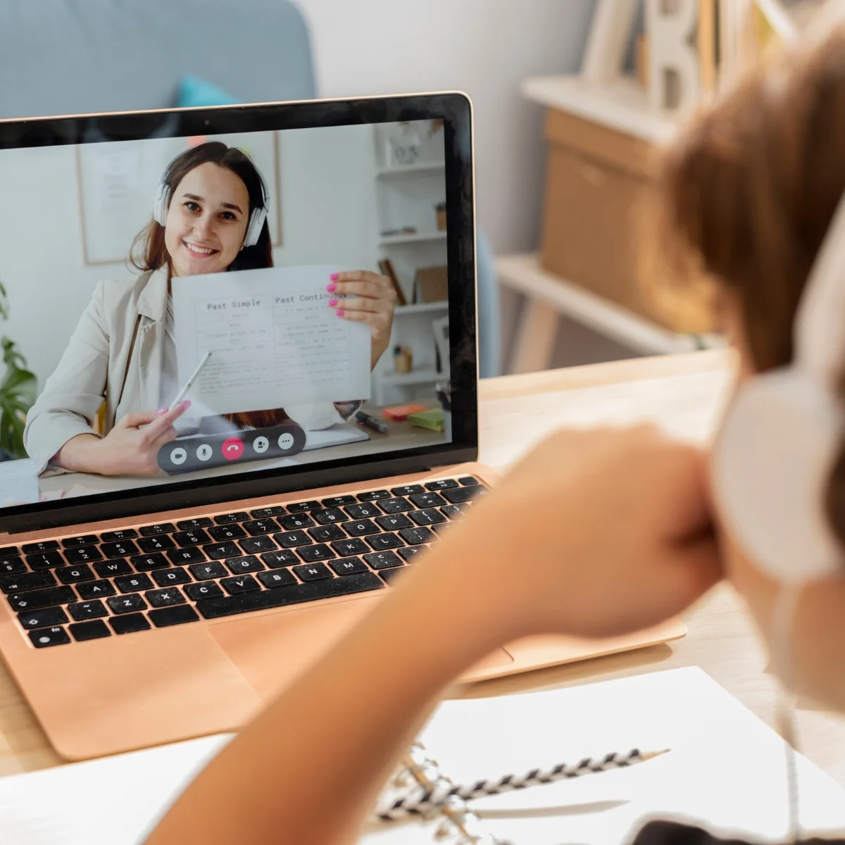 maestra enseña por la pantalla de la computadora